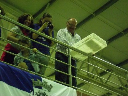 O nosso Presidente a distribuir Pão com Chouriço